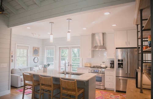 Clayton Cabin | New- Designer, 3/3 cottage, fenced yard d'town one street off Main