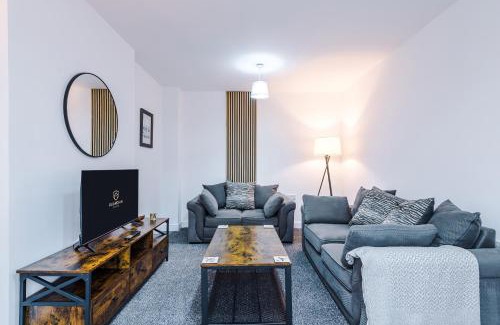 Rastrick House | NEW! Detached 4BR, Driveway Parking, Spacious House by Guardian Stays