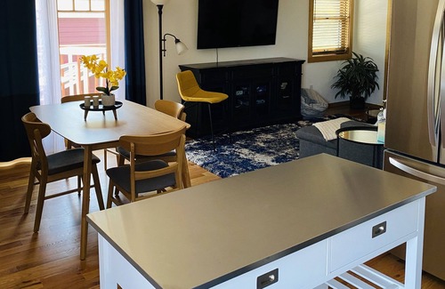 Historic Railroad District House | New Downtown 3 Bedroom Upstairs Flat with views
