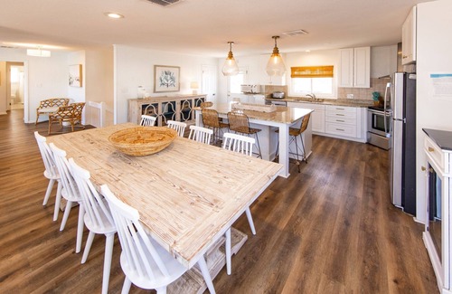 Sandbridge House | *NEW*Easy Day- Pool, Hot Tub, Dog Friendly, Direct Beach Access!