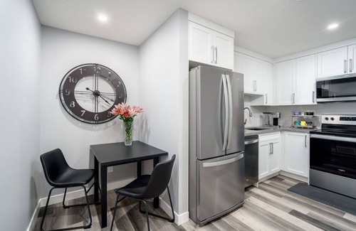 Evanston House | New Entire Basement/King Bed/AC/Mountains and YYC