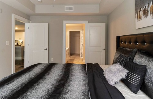 Lindbergh Condo | New Exquisite Luxury 2BrCondo/Uber/Wifi