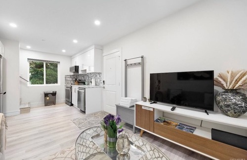 Renfrew-Collingwood House | New family friendly small guest home