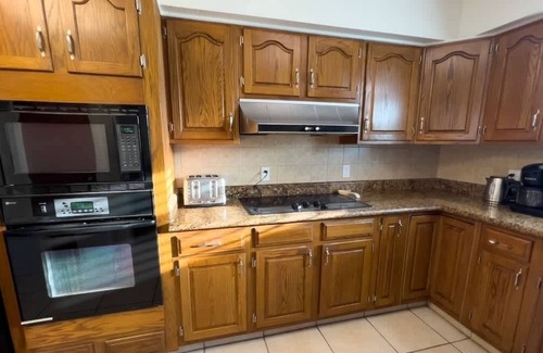South Padre Island House | NEW! Fun Retro Island Vibe * Sleeps 17 * Beach 1 block