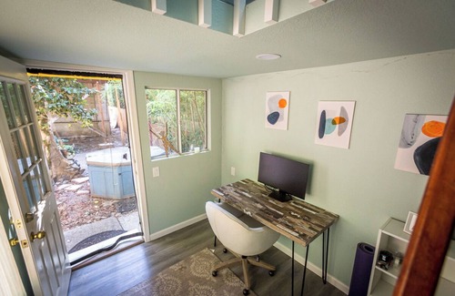 Guerneville House | NEW Gurneville Backyard Oasis + Spa + Firepit + Dog Friendly + Wi-Fi