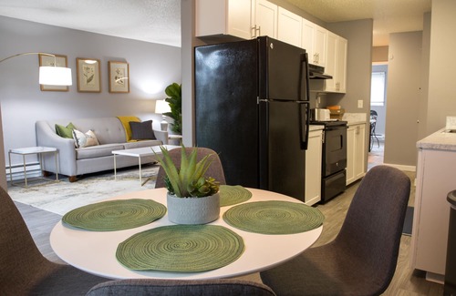 Beaverton Apartment | NEW! King Bed, 600mbps +4K TVs in the Garden Apt