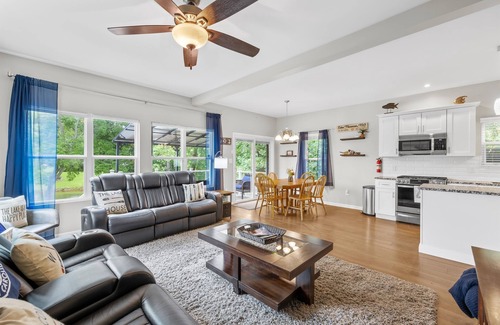 Mayhew House | NEW Lakeside Retreat! Kayaks, Ping Pong & Firepit