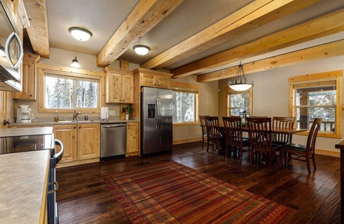Duck Creek Village Cabin | New Listing! Moccasin Lodge
