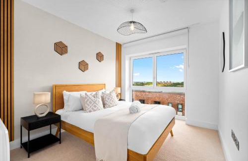 Birmingham Apartment | New Luxury 2 Bedroom Apartment - Juliet Balcony - Fast WiFi - Netflix 706SW