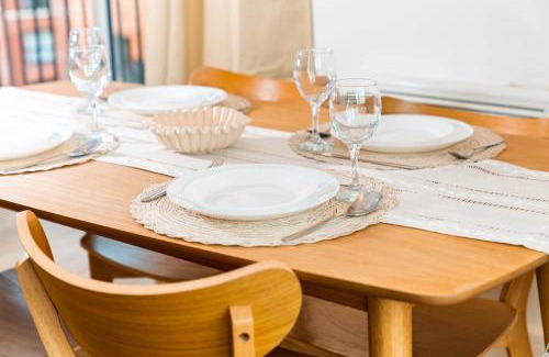 Birmingham Apartment | New Luxury 2 Bedroom Apartment - Juliet Balcony - Fast WiFi - Netflix 706SW