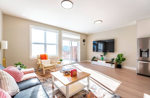 Halifax House | NEW Luxury 5BR | 2 Kitchens, 3 Living, 4 bath|Deck BBQ & Fireplace in Halifax