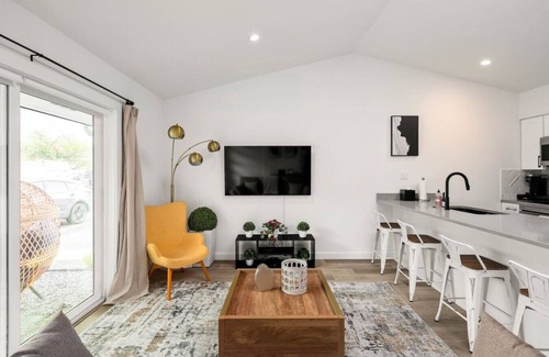 Barton Hills House | NEW Luxury Bungalow | Zilker & Barton Springs