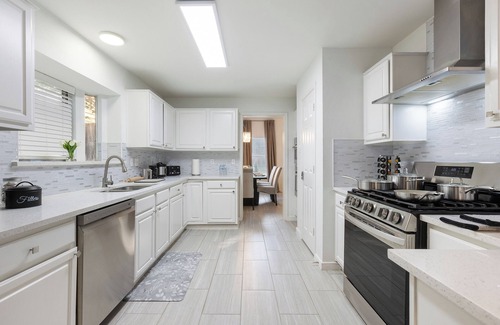 Flower Mound House | NEW Luxury Getaway: Two King Beds, Heated Pool and Grill