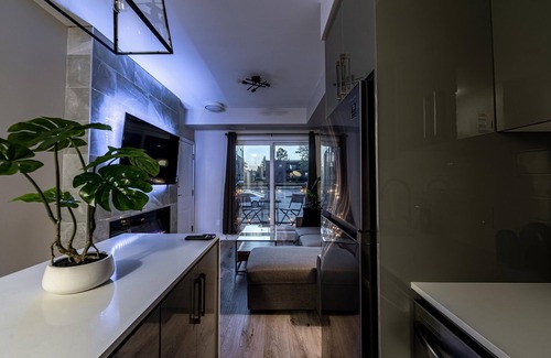 Niagara Falls House | *NEW* Luxury Niagara Townhome | 5 Min to Falls | Sleeps 4 | Parking