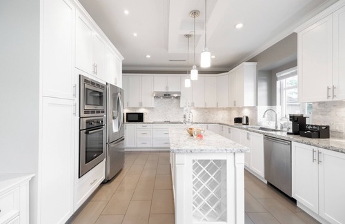Kerrisdale House | New Luxury Three Bedroom Villa near Shops and Greenway