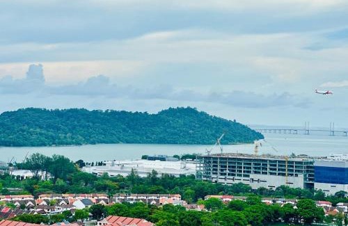 Kampung Sungai Nibong Apartment | New LuxurySuite Rooftop Pool Stunning View airport 9pax