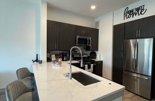 Washington Ave./ Memorial Park Apartment | New! Master Suite w/Skyline Views - Art Dist