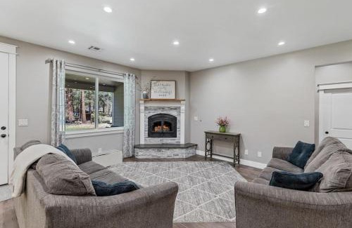 Flagstaff House | NEW Mini Mansion Paradise Hot Tub Pool table 2 acres AC