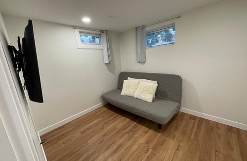 West Edmonton House | New Modern 2 Bed Suite - Steps From West Edm Mall