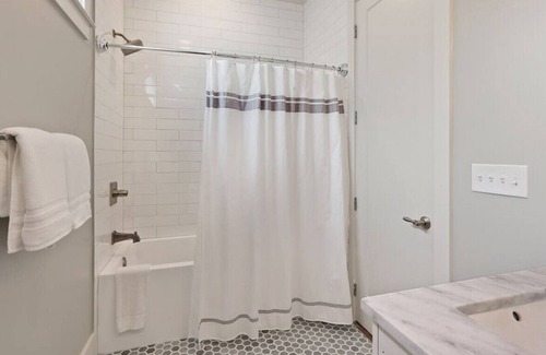 Faubourg Lafayette House | New Modern Home | Walk to Streetcar | Sleeps 10!