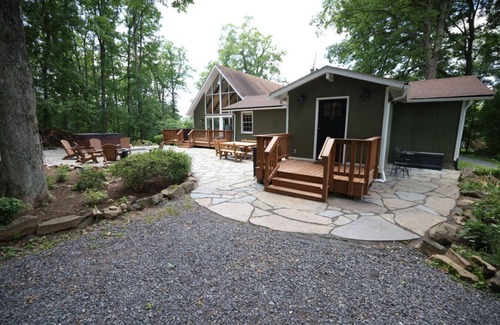Chester Gap Apartment | New - Modern Mountain Retreat w/Hot tub and view!
