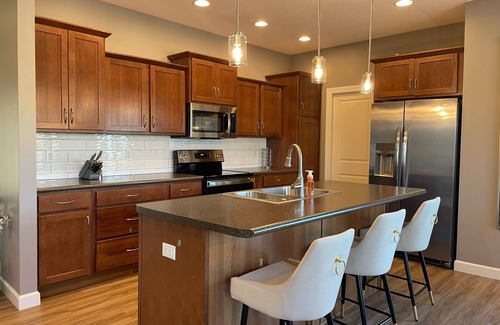 Cedar Falls House | New modern style large family home.n5 bed 3 bath with plenty of living space.