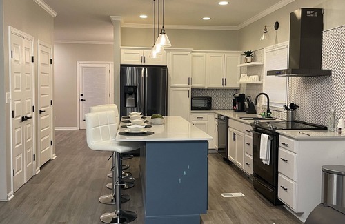 Macon House | New Modern Townhome Downtown- 3Levels