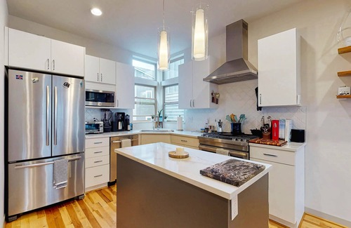 Fremont House | New modern townhome w/rooftop deck & view of the Seattle skyline