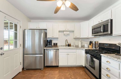North Mountain House | *NEW* Oasis Retreat! Hot Tub Mini Golf Volleyball!