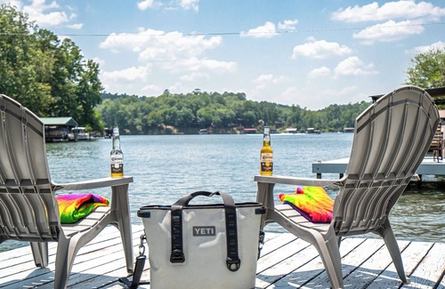 Piney House | NEW Obsidian Oasis - Lakefront Luxury - kayaks, paddle boards … fun in the sun!