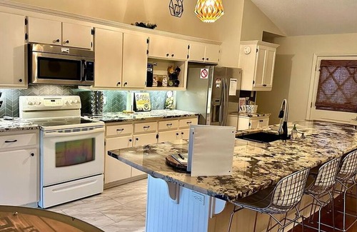 Mid America House | New pricing! Lakefront with huge screened deck!
