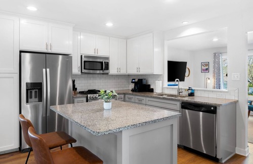 St. Edwards House | NEW! Private Backyard ~ 3 Mins to DT ~ Steps to SoCo ~ Grill, Coffee, Outdoor TV