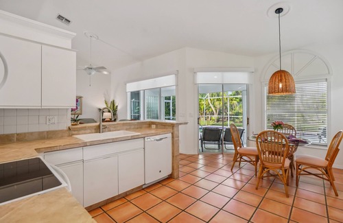 Crown Pointe House | NEW! Relaxed Tropical Retreat 5 miles to Beach