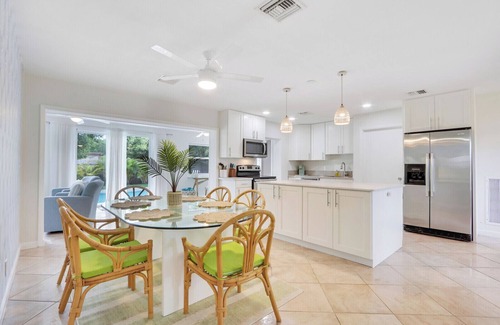 Palm Beach Gardens House | NEW Renovated Coastal Cottage