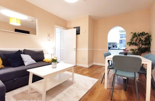 City Centre Dublin Apartment | NEW Spacious & central 3bedroom apartment TV& WIFI