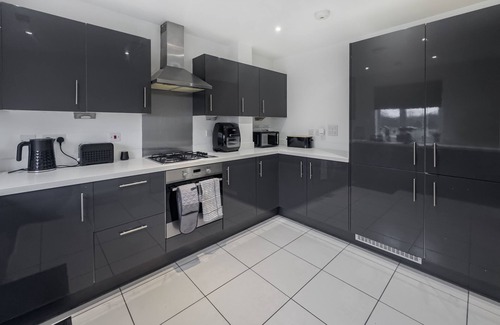 Ashford House | *NEW Spacious Entire Home W/Parking*