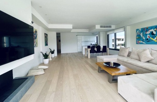 Elliniko House | New, spacious modern apartment of 140 m2, large common use swimming pool .