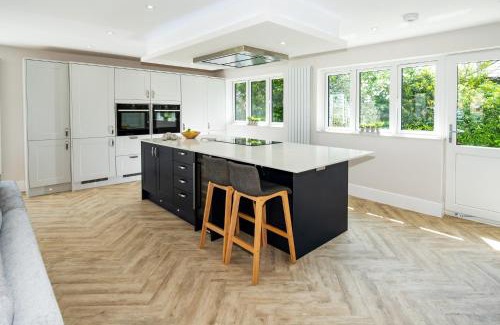St Leonards House | NEW! Stunning & Modern 5 bedroom home with Parking & Garden - Excellent Location!