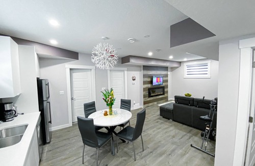 Beaumont Apartment | New Stylish 2 bdrm suite-10min to Airport/Self check-in/Free Wifi/Free parking