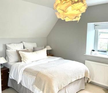 South Cerney House | New - Stylish Cotswold cottage