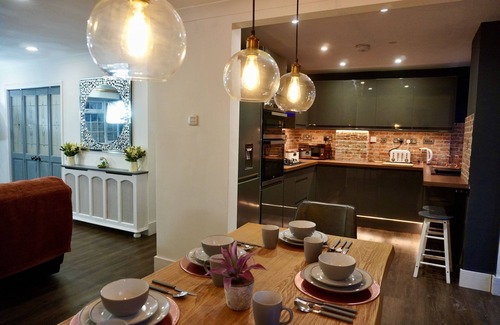 Playhatch House | NEW Stylish Modern Home - >10 min from Reading Centre & Lakeside