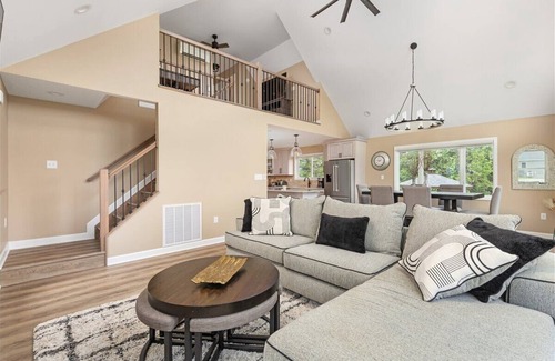 Stanley Ski Chalet | New! Sunset Mountain Retreat
