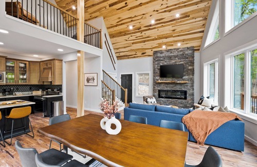 Massanutten House | *NEW* The Chalet~Resort~Hot Tub~GameRoom~FirePIt