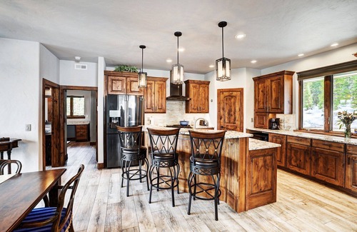 Quandary Village House | NEW The Hamilton Chalet: Seclusion and Luxury, Private Hot Tub, Incredible Mtn Views