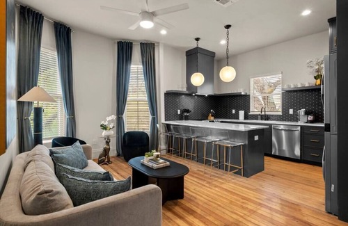 Government Hill House | NEW! The Pearl Manor | Sleeps 8