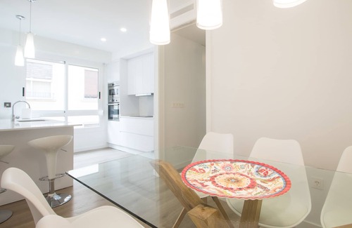 Alicante City Centre Apartment | New to HA! Beautiful apt with A/C, 4 minutes to Beach, in City Center!