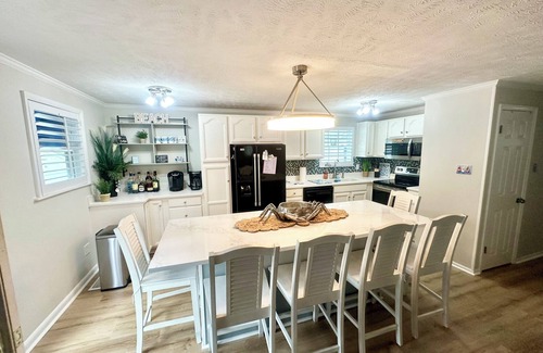Tranquil Harbour House | New to rental market~Cozy beach bungalow with private HEATED pool & golf cart.