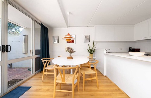 Kingston Apartment | New to VRBO: Stylish apt facing the historic Telopea Park