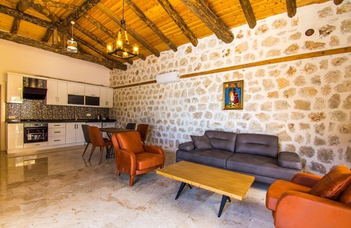 Islamlar House | New Traditional 2 Bedroom Villa with Secluded Outdoor and Heated Indoor Pool