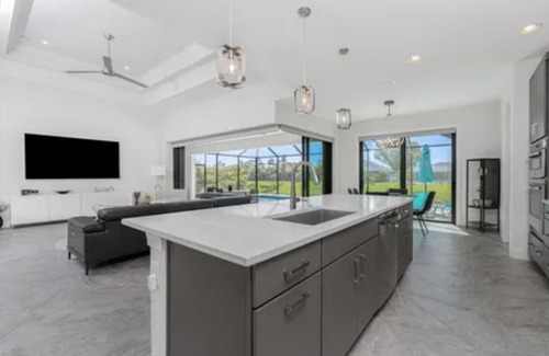 White Marsh House | NEW. UPSCALE GETAWAY.n3Bd/3Ba heated saltwater pool and Spa